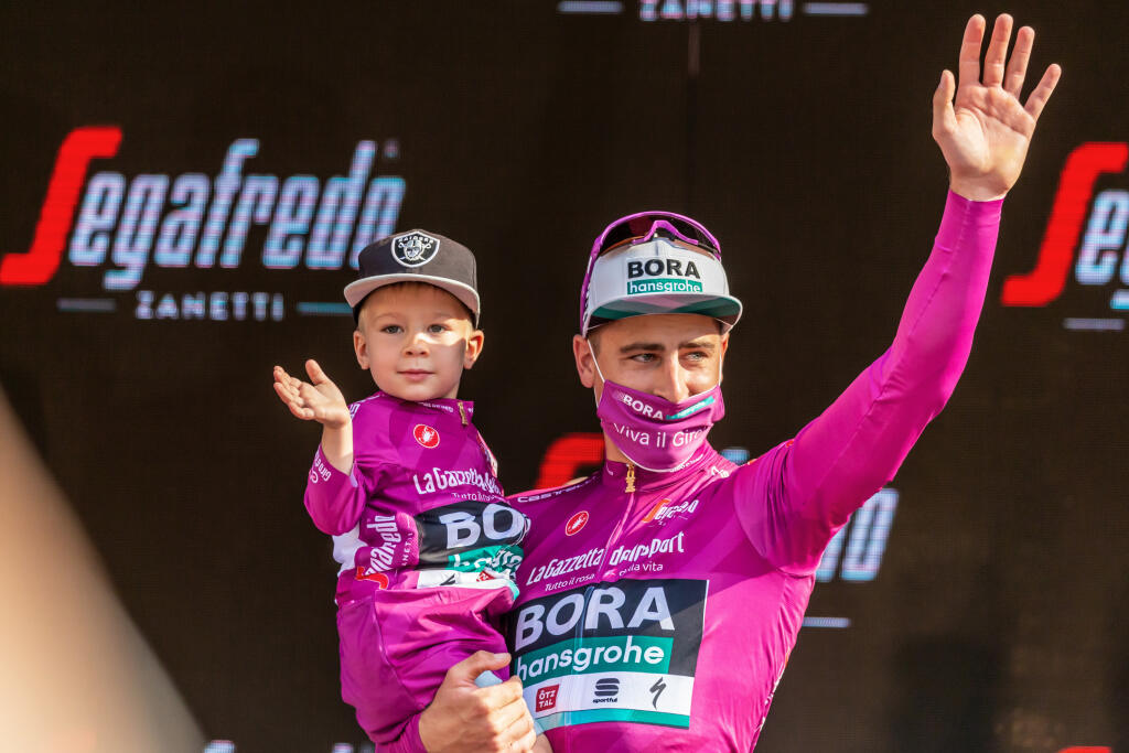 Takto oslavoval Peter Sagan cyklámenový dres z Giro d'Italia so synom Marlonom.