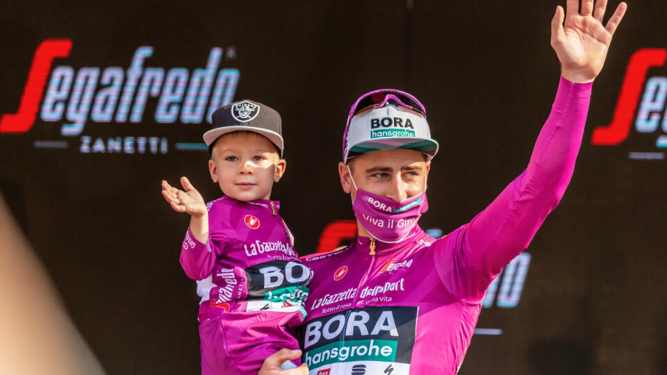 Syn Petra Sagana nebol stredobodom pozornosti na Giro d‘Italia len na pódiu so svojím otcom, ale aj v zákulisí.