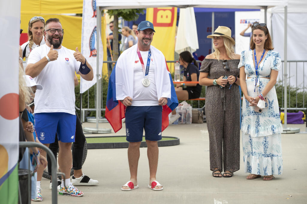 Autogramiáda slovenských olympionikov po návrate z japonského Tokia v X-Bionic Šamorín. Rory Sabbatini tesne pred príchodom na pódium.