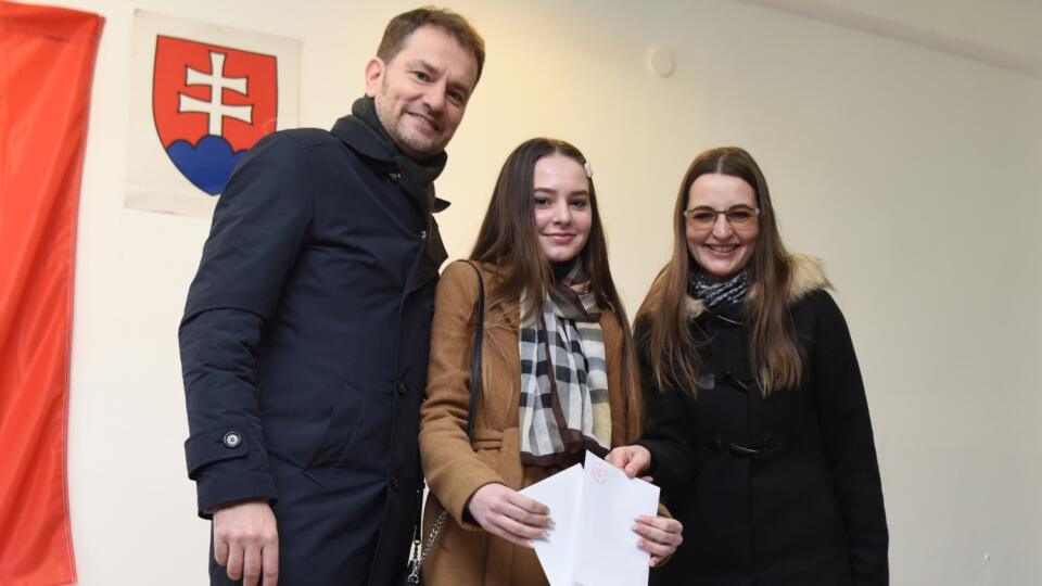 Na snímke zľava Igor Matovič, jeho dcéra Klára a manželka Pavlína vhadzujú obálky do volebnej schránky vo voľbách do Národnej rady SR v Trnave 29. februára 2020. FOTO TASR - Lukáš Grinaj
