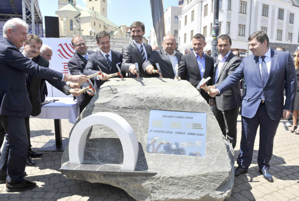 Symbolické poklepanie základného kameňa na úvod výstavby diaľničného úseku D1, ktorého súčasťou je aj tunel Višňové.