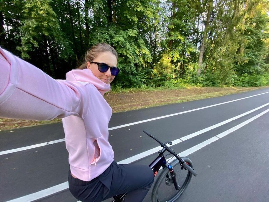 Petra Vlhvová často trénuje na bicykli.