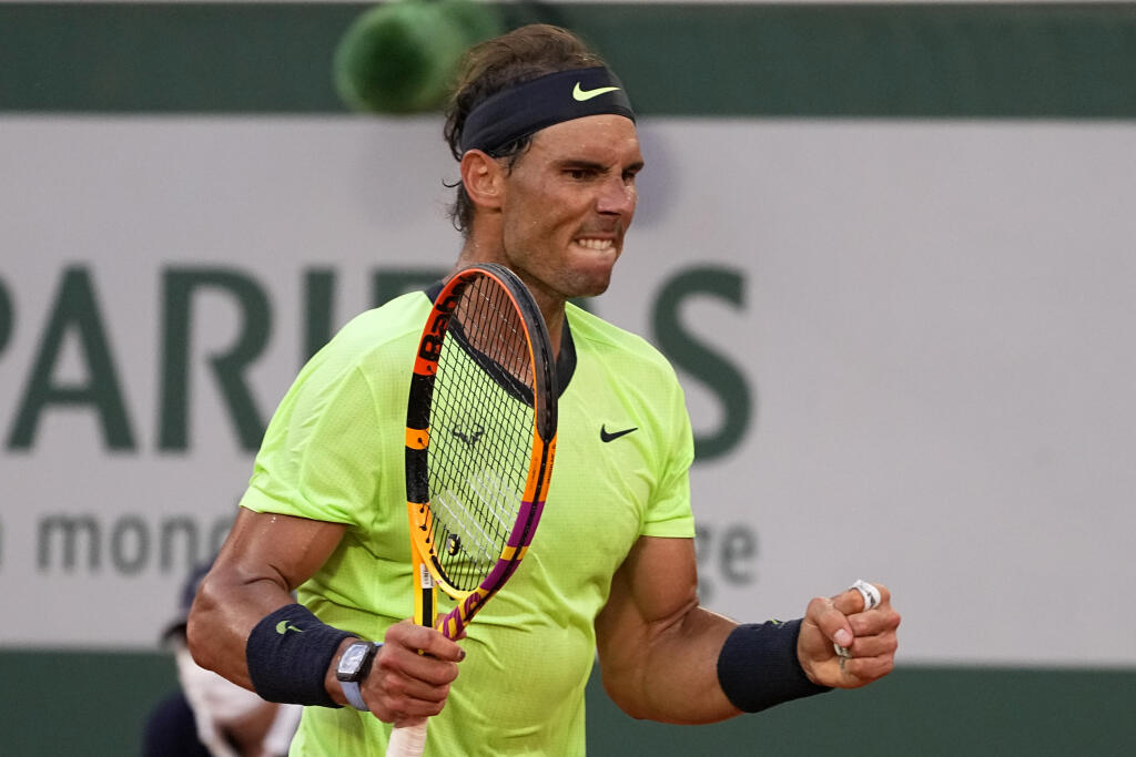 JB 67 Paríž - Španielsky tenista Rafael Nadal reaguje po bodovom zisku v zápase proti Srbovi Novakovi Djokovičovi v semifinále dvojhry na grandslamovom turnaji Roland Garros v Paríži 11. júna 2021. FOTO TASR/AP
Spain's Rafael Nadal clenches his fist as he plays Serbia's Novak Djokovic rduring their semifinal match of the French Open tennis tournament at the Roland Garros stadium Friday, June 11, 2021 in Paris. (AP Photo/Michel Euler)