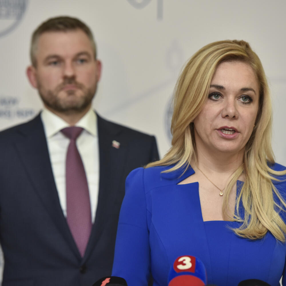 Expredseda vlády Peter Pellegrini a exministerka vnútra Denisa Saková počas tlačovej konferencie k aktuálnym politickým otázkam.