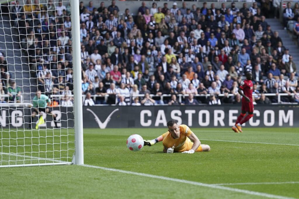 JB 32 Newcastle - Hráč Liverpoolu Sadio Mané (č.10) strieľa cez slovenského brankára Newcastle United Martina Dúbravku vo futbalovom zápase anglickej ligy Premier League Newcastle United - FC Liverpool v Newcastle 30. apríla 2022. FOTO TASR/AP
Liverpool's Sadio Mane puts a shot wide past Newcastle's goalkeeper Martin Dubravka during the English Premier League soccer match between Newcastle United and Liverpool at St. James' Park stadium in Newcastle, England, Saturday, April 30, 2022. (AP Phot