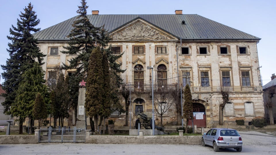 DOMINANTA MESTA
Coburgovský kaštieľ stojí na Námestí republiky v centre Jelšavy.