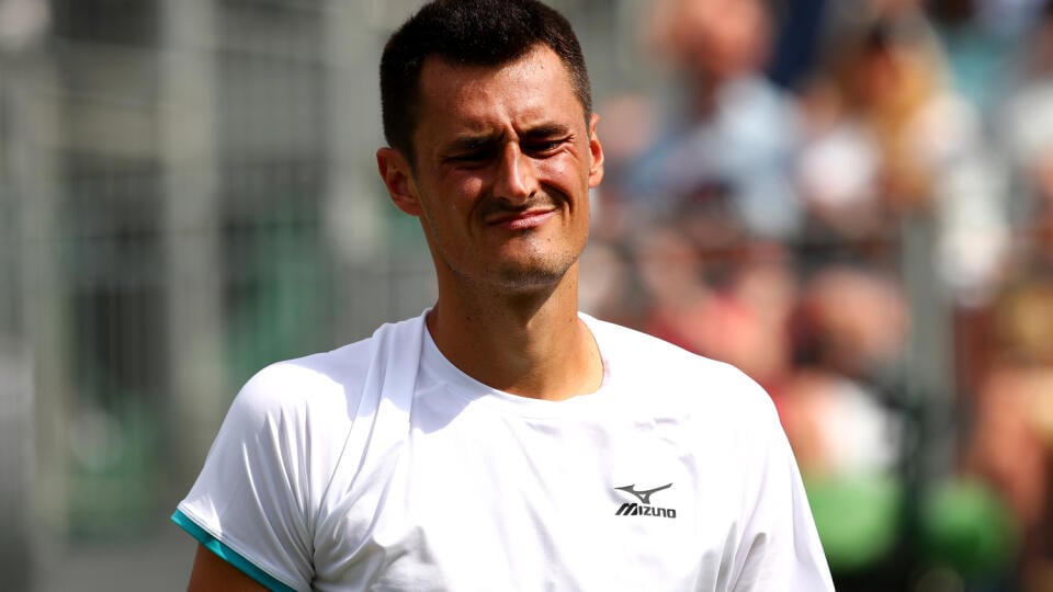 Bernard Tomič zaplatí za svoje správanie v zápase 1. kola Wimbledonu mastnú pokutu.