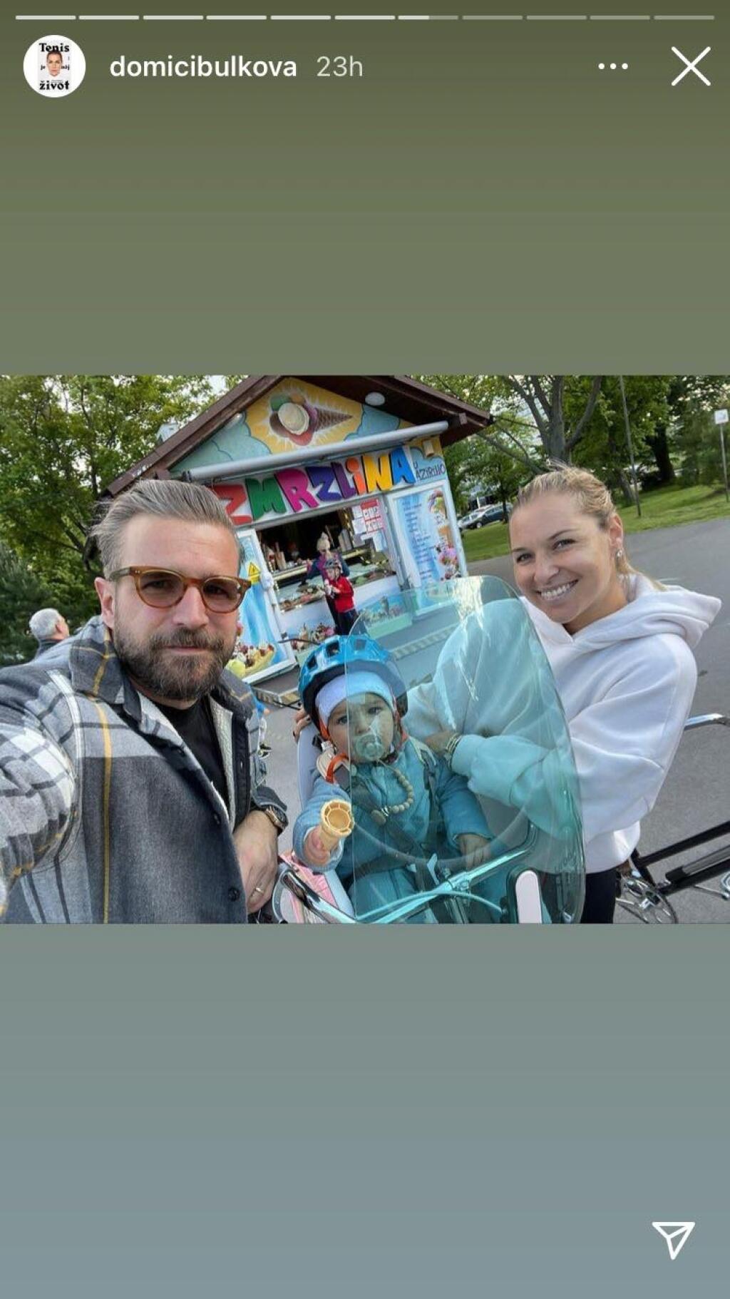 Po pôrode Cibulková často strieda auto s bicyklom, na ktorom sa vozí spolu s jej synčekom po Bratislave.