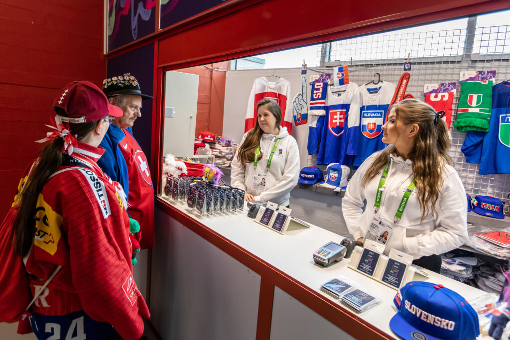 Na snímke sú fanúšikovia a obchod so suvenírmi na štadióne Helsinki Ice Hall počas štvrtého zápasu základnej skupiny MS 2022 v Helsinkách, v ktorom nastúpili slovenskí hokejisti proti Švajčiarsku.