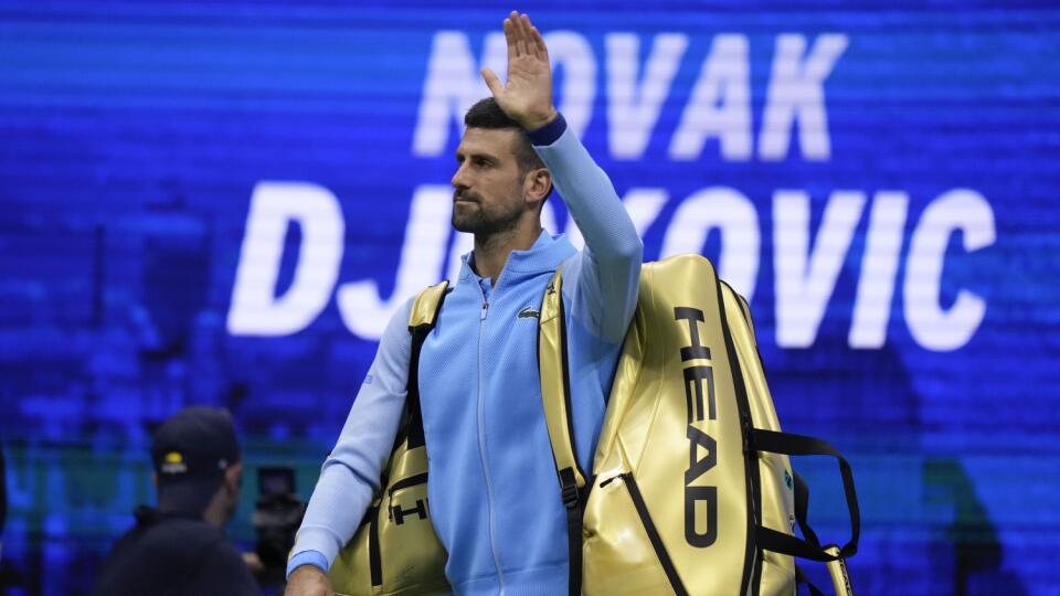 WA 2 New York - Srbský tenista Novak Djokovič prichádza na kurt pred zápasom 2. kola mužskej dvojhry proti krajanovi Laslovi Djeremu na záverečnom grandslame sezóny US Open v New Yorku v stredu 28. augusta 2024. FOTO TASR/AP

Novak Djokovic, of Serbia, waves as he walks onto the course for a second round match against Laslo Djere, of Serbia, of the U.S. Open tennis championships, Wednesday, Aug. 28, 2024, in New York. (AP Photo/Frank Franklin II)