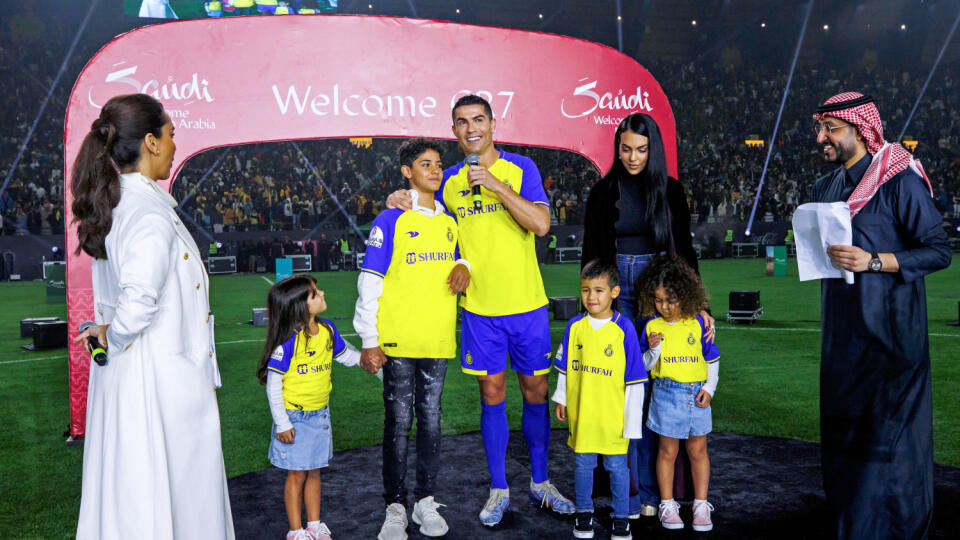 VRELÉ PRIVÍTANIE
Cristiano Ronaldo s rodinou na trávniku štadióna klubu Al Nassr v Mrsool parku, ktorému sa prednedávnom upísal.