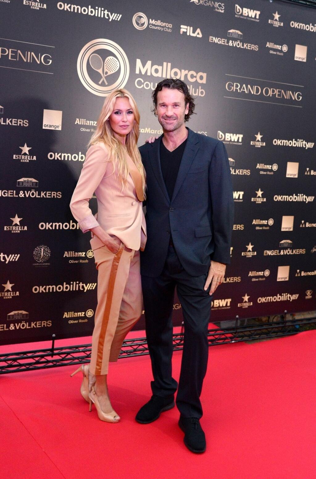 Tenisová legenda Carlos Moya s manželkou.