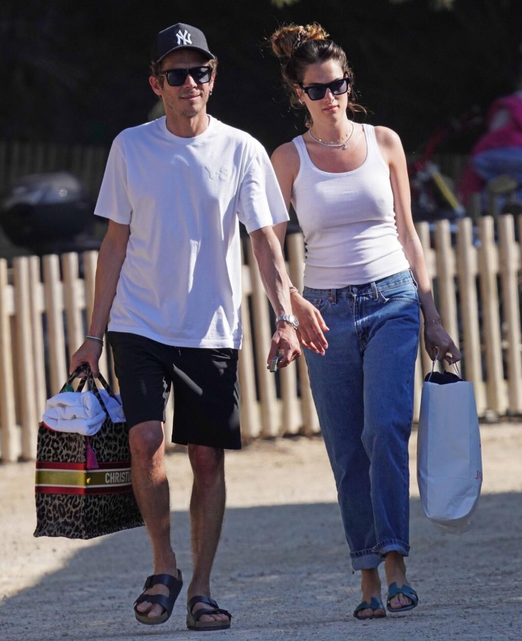 Francesca si s dvojmesačnou dcérkou vyšla na Ibizu a, ako inak, paparazzi fotografov mala v pätách. Po jej boku nechýbal ani jej partner Valentino.