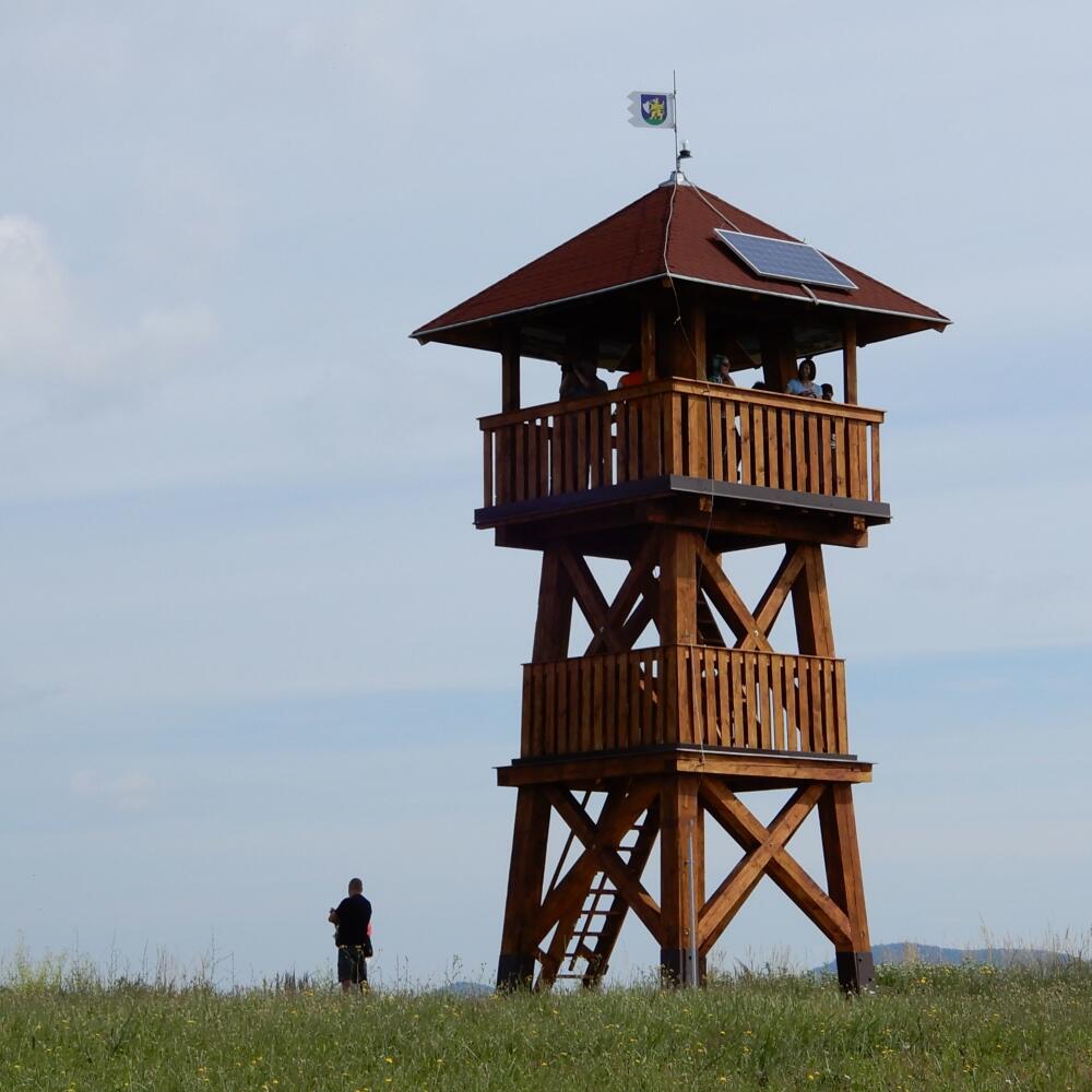 K rozvoju turizmu v mikroregióne Medveš na juhu okresu Rimavská Sobota má prispieť nedávno postavená 11-metrová rozhľadňa, ktorú na Tomášovom vrchu nad obcou Tachty vybudovala miestna samospráva. Ako TASR informoval starosta Július Molnár, výstavba vrátane projektovej dokumentácie stála približne 15.000 eur, pričom na financovanie využili obecný rozpočet. Na snímke rozhľadňa na Tomášovom vrchu nad obcou Tachty v okrese Rimavská Sobota, dňa 16. júna 2017. FOTO TASR - Branislav Caban