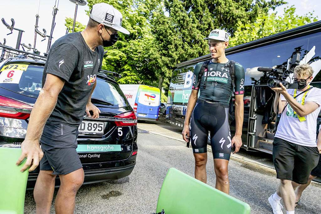 Stretnutie s čerstvým víťazom 12. etapy Nilsom Polittom.  
 Zranené koleno neveštilo nič dobré a Peter Sagan  
 vynechá aj olympiádu v Tokiu.