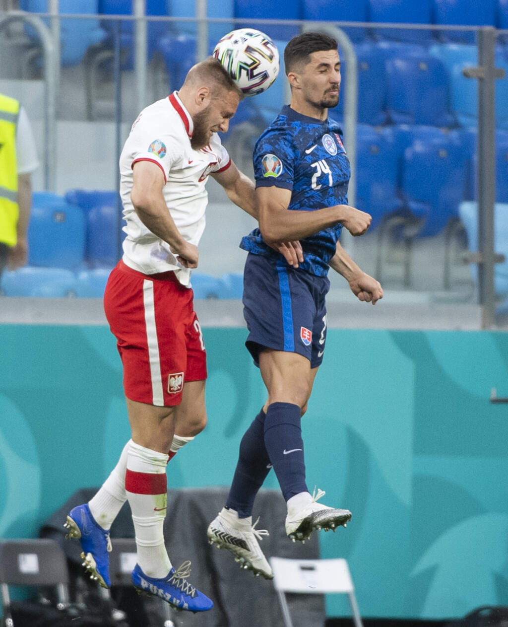 Na snímke vpravo Slovák Martin Koscelník a vľavo Poliak Tymoteusz Puchacz v zápase E-skupiny na majstrovstvách Európy vo futbale Poľsko - Slovensko 14. júna 2021 v ruskom Petrohrade. FOTO TASR - Martin Baumann