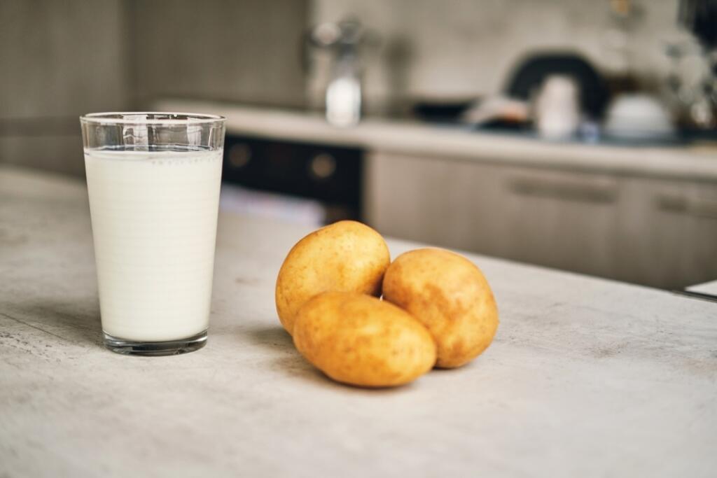 A,Transparent,Glass,With,Potato,Milk,On,The,Table,Next