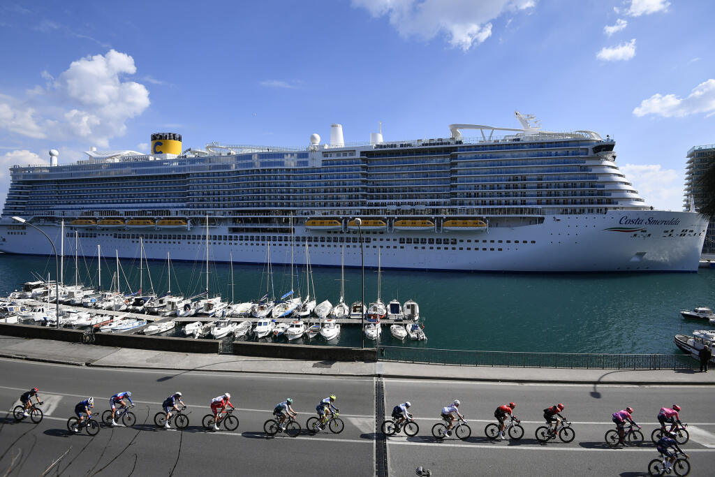 JB 76 Miláno - Cyklisti prechádzajú okolo výletnej lode Costa Smeralda počas cyklistických pretekov Miláno - Sanremo v Miláne 20. marca 2021. FOTO TASR/AP
Cyclists pedal past the Costa Smeralda cruiser liner during the Milan to Sanremo cycling race, Italy, Saturday, March 20, 2021. (Fabio Ferrari/LaPresse via AP)