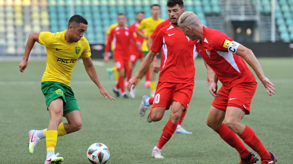 Na snímke zľava Vahan Bičachčjan (MŠK Žilina), Nikola Gatarič, Tomáš Hučko (obaja ŠKF Sereď) počas 1. kola Fortuna ligy MŠK Žilina - ŠKF Sereď 25. júla 2021 v Žiline. FOTO TASR - Erika Ďurčová