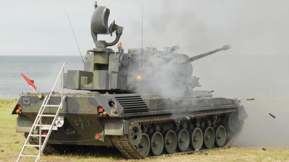 KK48 archív Todendorf - Na archívnej snímke z 15. augusta 2007 protilietadlový tank typu Gepard počas cvičenia v areáli armádnej školy protivzdušnej obrany pri Baltskom mori. Ukrajina dostala od Nemecka prvé samohybné protilietadlové systémy Gepard. V pondelok 25. júla 2022 to oznámil ukrajinský minister obrany Olexij Reznikov, informuje TASR podľa správy agentúry DPA. FOTO TASR/DPA
ARCHIV - 15.08.2007, Schleswig-Holstein, Todendorf: Ein Gepard Flugabwehrpanzer schießt bei einer Vorführung bei e