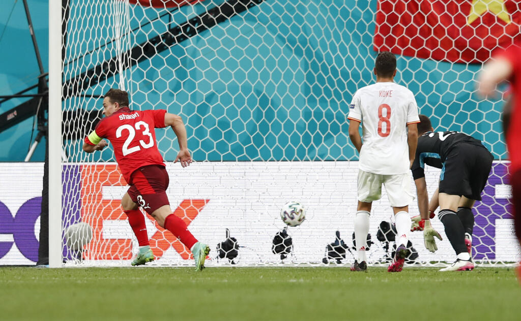JB 41Petrohrad - Švajčiarsky hráč Xherdan Shaqiri (vľavo) oslavuje po tom, ako strelil úvodný gól v zápase štvrťfinále Švajčiarsko - Španielsko na EURO 2020 vo futbale v Petrohrade 2. júla 2021. FOTO TASR/AP
Switzerland's Xherdan Shaqiri celebrates after scoring his side's opening goal during the Euro 2020 soccer championship quarterfinal match between Switzerland and Spain, at the Saint Petersburg stadium in Saint Petersburg, Friday, July 2, 2021. (Maxim Shemetov /Pool Photo via AP)