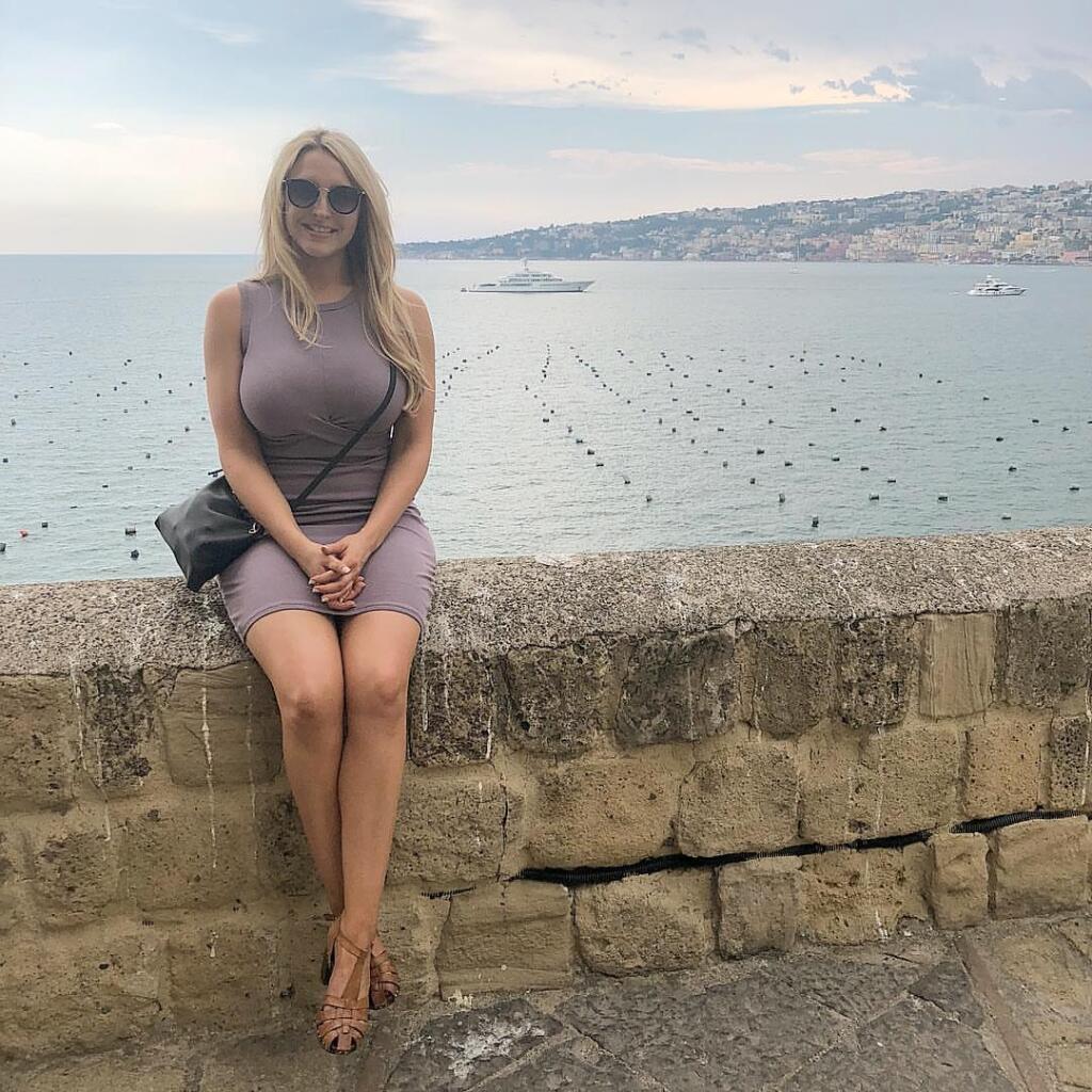 Sexi Moderátorka Emma Louise Jonesová je pýchou Leedsu United.