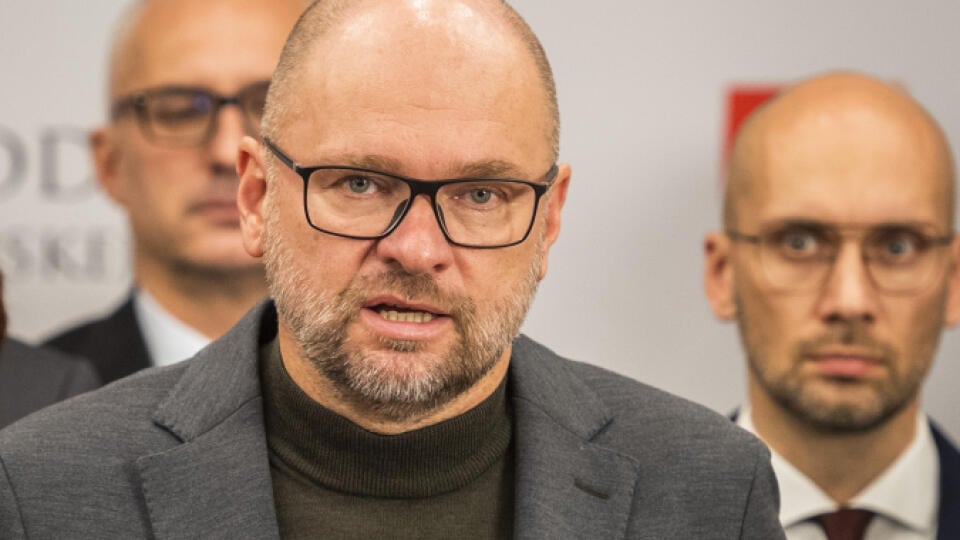 Na snímke uprostred poslanec NRSR Richard Sulík (SaS).