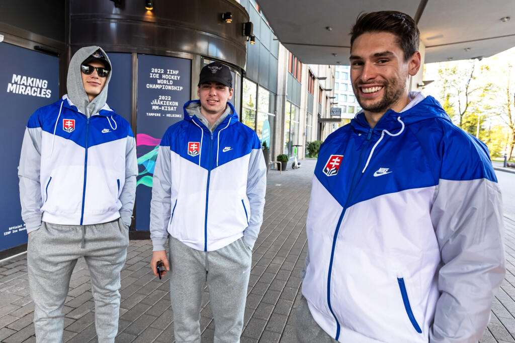 Slovenskí hokejoví reprezentanti pred hotelom v Helsinkách. Na snímke zľava Juraj Slafkovský, Šimon Nemec a Samuel Takáč.