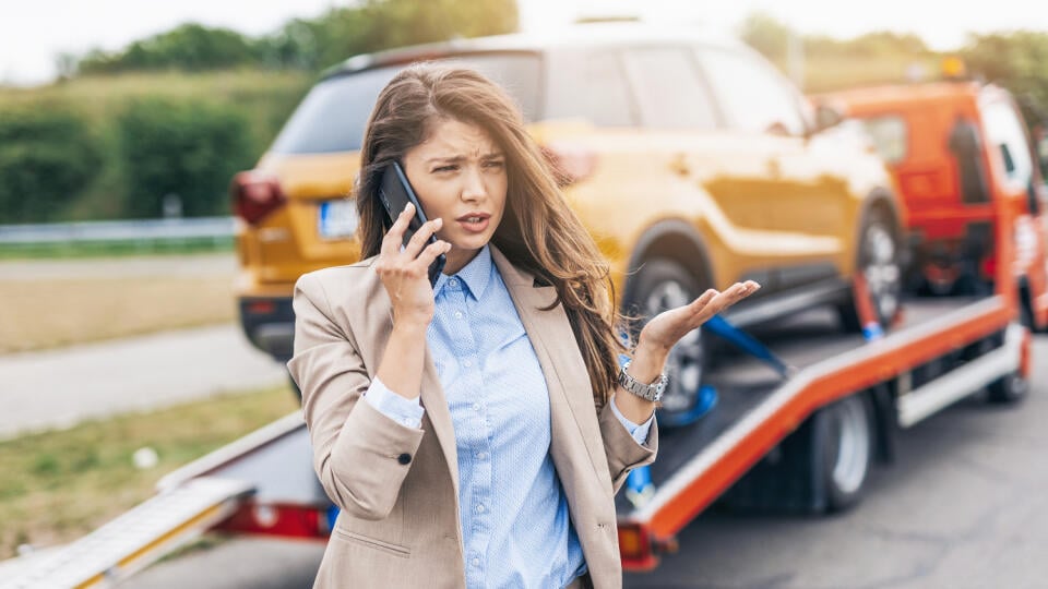 Elegant,Middle,Age,Business,Woman,Calling,Someone,While,Towing,Service