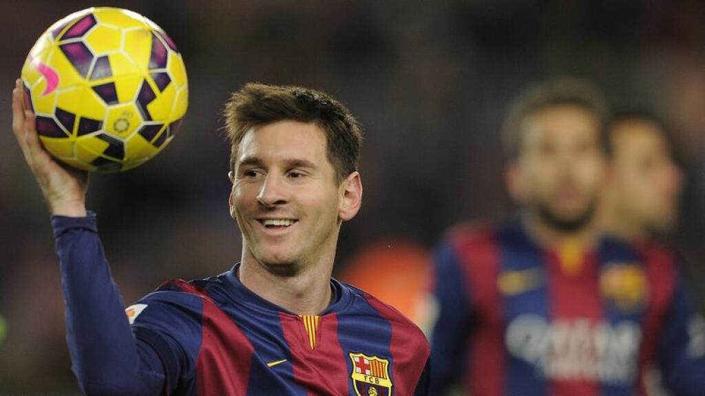 Er duelliert mit sich selbst: Das Foto von Messi, der gegen sich selbst  Schach spielt, geht viral - Fußball