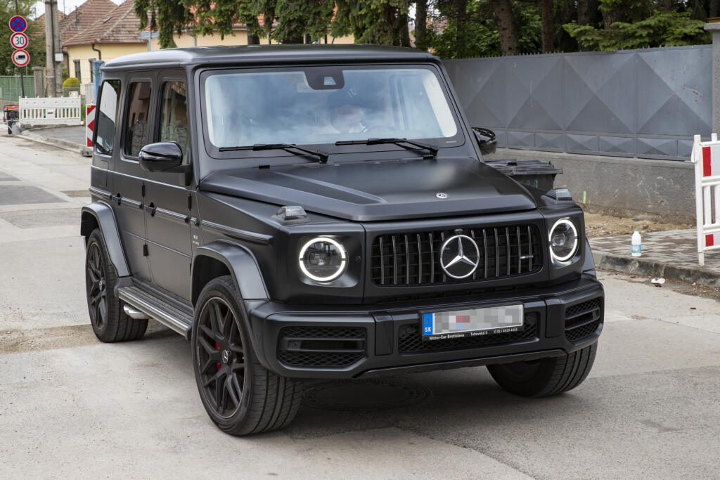 Róbert Mak dorazil do Senca géčkovom Mercedese.
