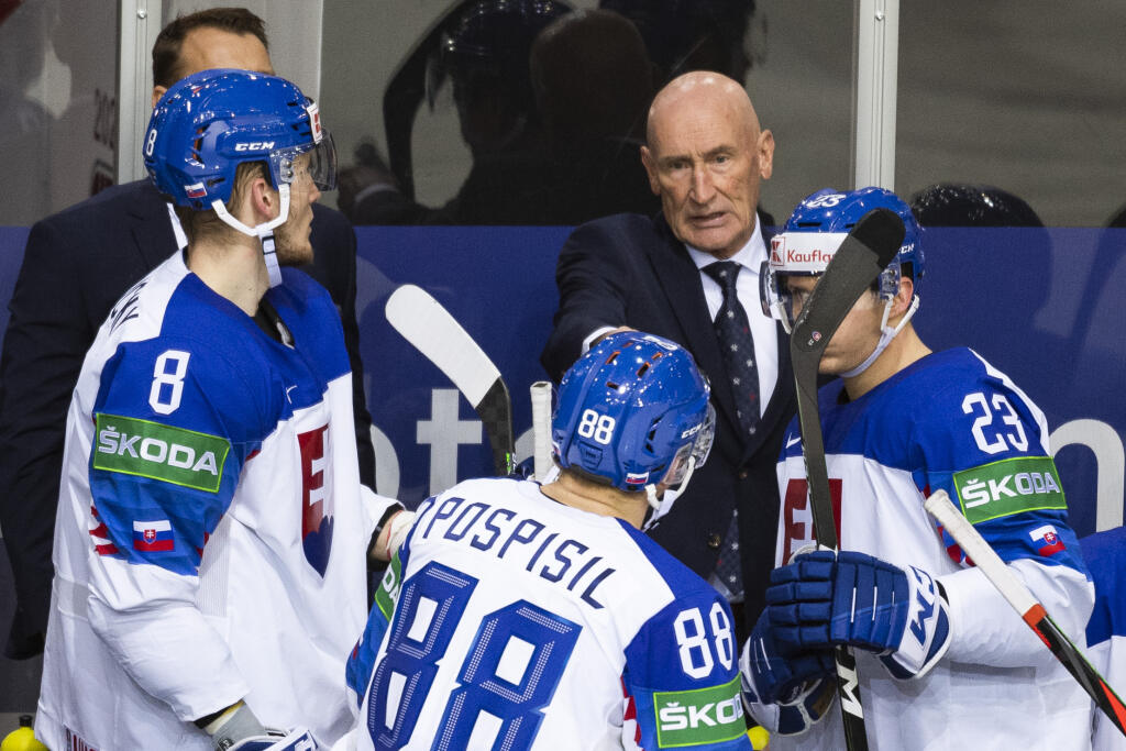 Na snímke zľava Pavol Skalický (Slovensko), Kristián Pospíšil (Slovensko), hlavný tréner Slovenska Craig Ramsay a Adam Liška (Slovensko) v zápase základnej A-skupiny Bielorusko - Slovensko na 84. majstrovstvách sveta v ľadovom hokeji v lotyšskej Rige.
