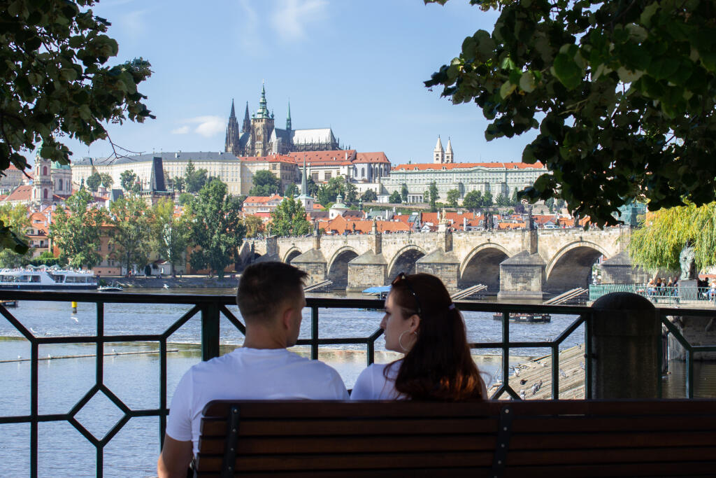 Na snímke mladý pár a v pozadí komplex Pražského hradu a Karlov most. Praha, 2. októbra 2023. FOTO TASR - Barbora Vizváryová