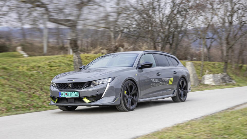 Ako z pretekárskeho okruhu
Vyzerá, že bežne jazdí 300 km/h, pritom ide o ekologický plugin hybrid. Daniel Morales z filmu Taxi, taxi by dnes jazdil práve na ňom.