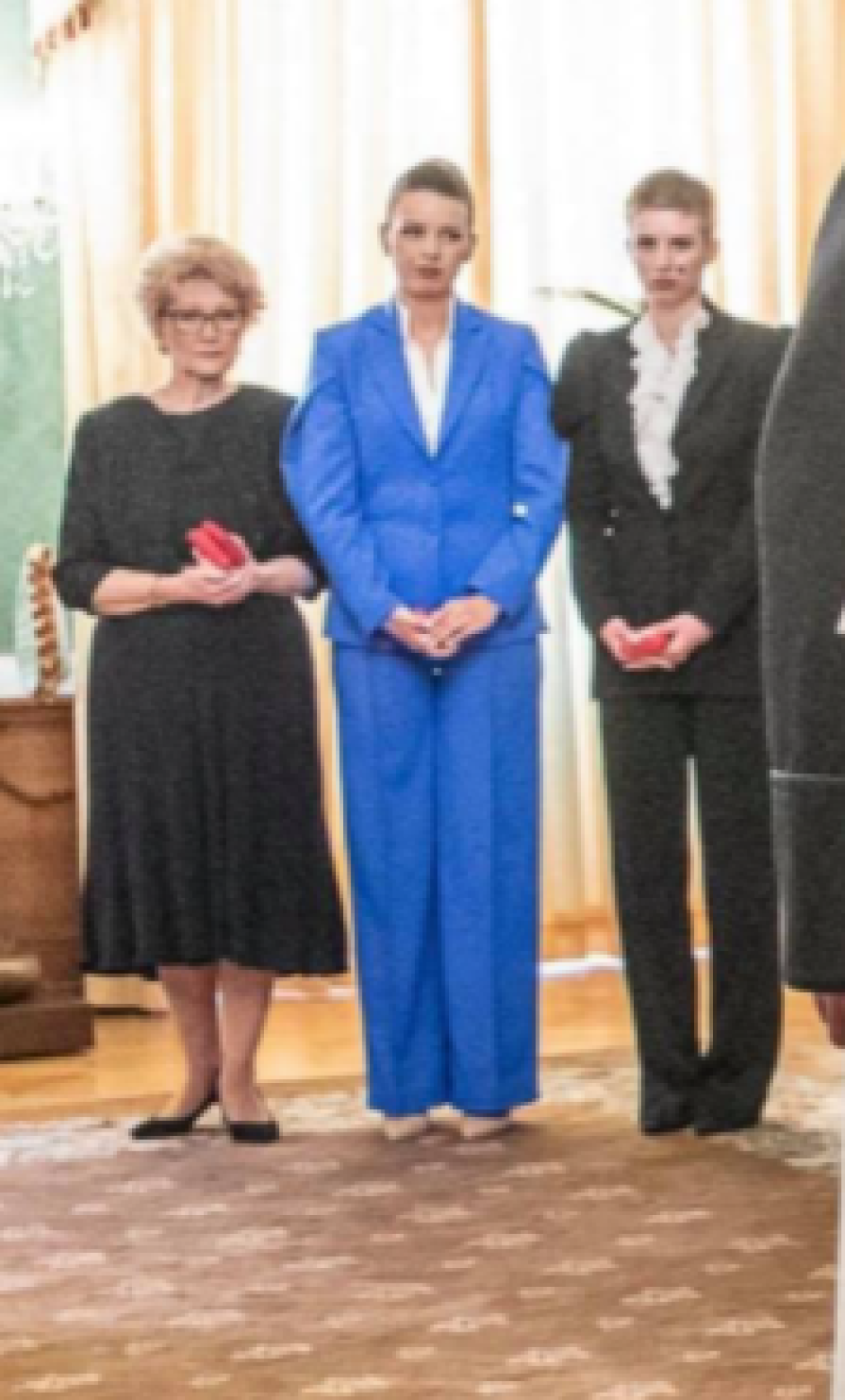 Dcéry prezidentky Zuzany Čaputovej si na stretnutie s pápežom obliekli kostým.