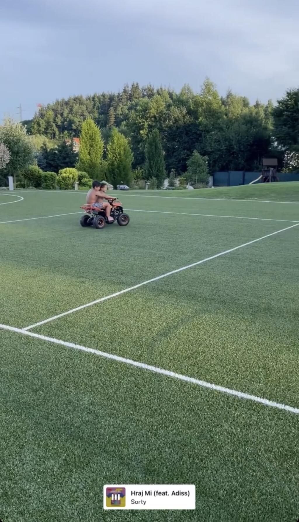 Synovia Hamšíkovej sestry sa vybláznili na parádnom ihrisku, ktoré ma náš futbalista priamo na svojom pozemku pri vile.