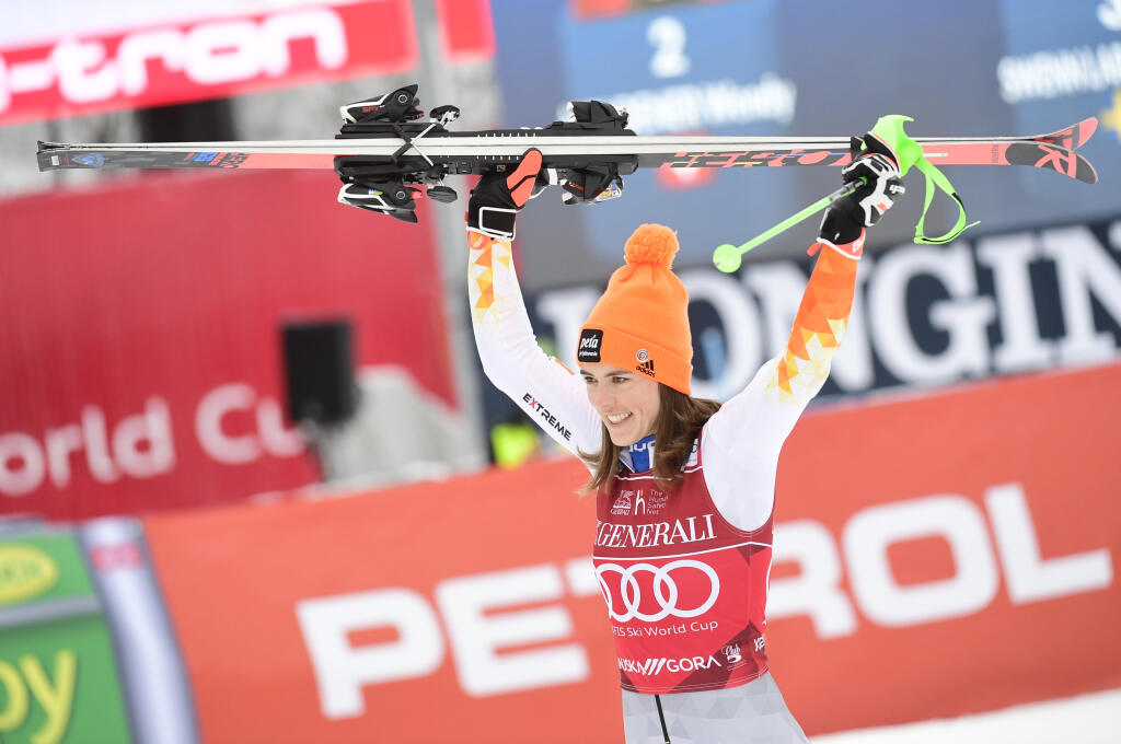 Na snímke slovenská lyžiarka Petra Vlhová oslavuje s víťazstvo v slalome žien Svetového pohára v alpskom lyžovaní v slovinskej Kranjskej Gore 9. januára 2022.