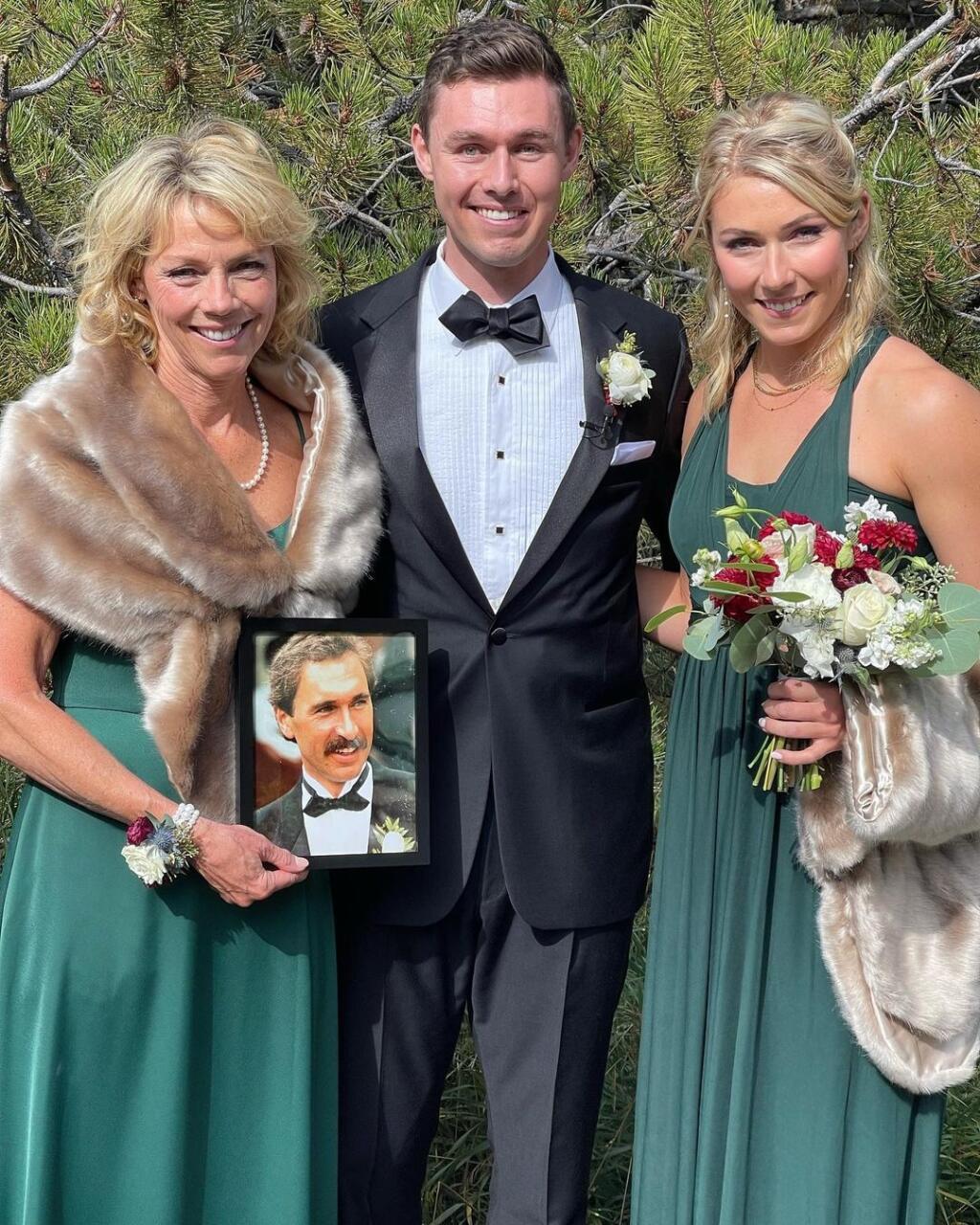 Shiffrinovej mama vyzerala na svadbe úžasne. Zelenú zladila s dcérou.