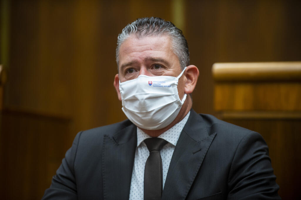 Na snímke minister vnútra SR Roman Mikulec (OĽaNO) počas hlasovania o vyslovení nedôvery šéfovi rezortu vnútra na zasadnutí 40. schôdze Národnej rady SR v Bratislave v piatok 24. septembra 2021. FOTO TASR - Jakub Kotian