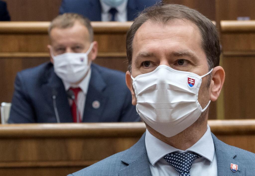 Na snímke v popredí predseda vlády SR Igor Matovič (OĽaNO) a v pozadí predseda parlamentu SR Boris Kollár (Sme rodina) počas príhovoru v rámci 16. schôdze NR SR 23. októbra 2020 v Bratislave.