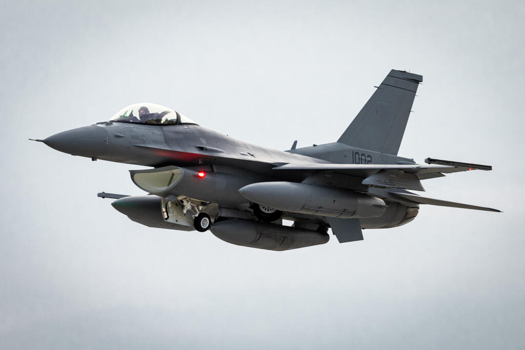 Prílet prvých stíhačiek F-16 na vojenské letisko v Kuchyni. 