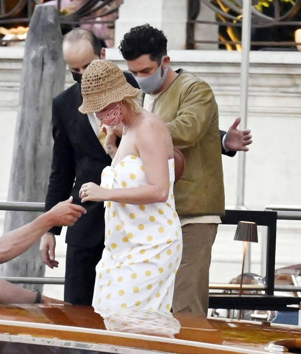 Zaľúbenci a rodičia 9-mesačnej Daisy Katy Perry (36) a Orlando Bloom (44) sa vybrali do historických Benátok a aj keď im fotografi a fanúšikovia nechceli dať pokoj, neustále si prejavovali nežnosti a užívali každý moment.