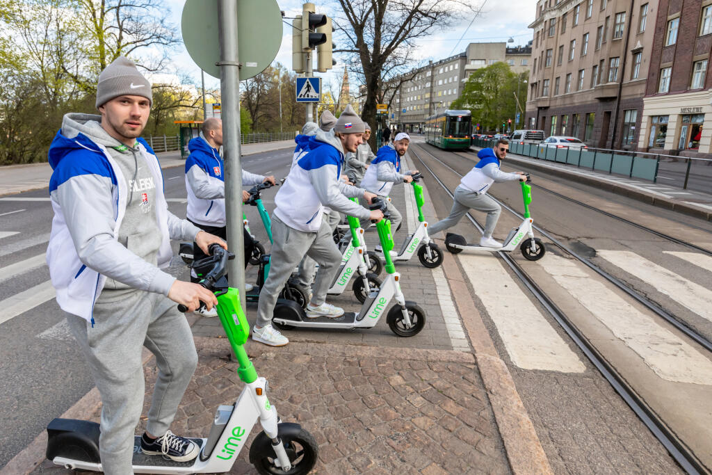 Na snímke sú slovenskí hokejoví reprezentanti pri príchode na hotel počas MS 2022 v Helsinkách.
