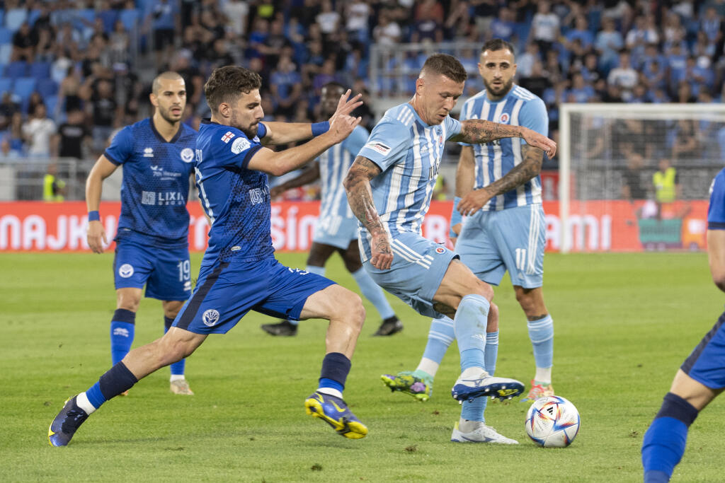 Na snímke vpravo Juraj Kucka (Slovan) a vľavo Zuriko Davitašvili (Batumi) v prvom stretnutí 1. predkola Ligy majstrov ŠK Slovan Bratislava - Dinamo Batumi 6. júla 2022 v Bratislave. FOTO TASR - Pavel Neubauer