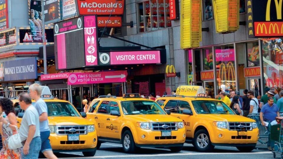 Preplnené Times Square, jeho bilbordy a typické žlté taxíky, ktoré zastavia na mávnutie ruky.