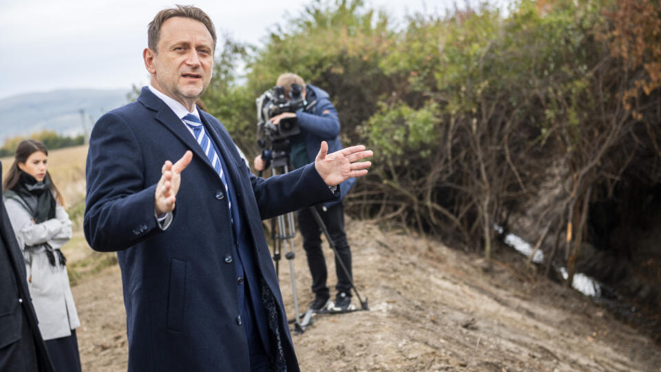 Na snímke minister pôdohospodárstva a rozvoja vidieka SR Samuel Vlčan (nominant OĽaNO) počas tlačovej konferencie k projektu revitalizácie 267 kilometrov odvodňovacích kanálov pre poľnohospodárov na Slovensku, v Slovenskom Grobe 18. októbra 2021. FOTO TASR - Jaroslav Novák
