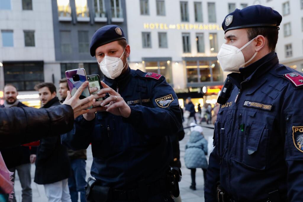 KK16 Viedeň - Policajti kontrolujú návštevníkom covidpasy na vianočných trhoch vo Viedni 17. novembra 2021. Rakúsko od pondelka zavedie celoštátny lockdown a od februára bude vyžadovať povinné očkovanie proti COVID-19. V piatok to vyhlásil kancelár Alexander Schallenberg. Lockdown by mal trvať maximálne 20 dní s prehodnotením situácie po desiatich dňoch. Informovali o tom agentúry APA a DPA.     Konzervatívny kancelár Schallenberg nové opatrenia oznámil v piatok predpoludním počas tlačovej konfe