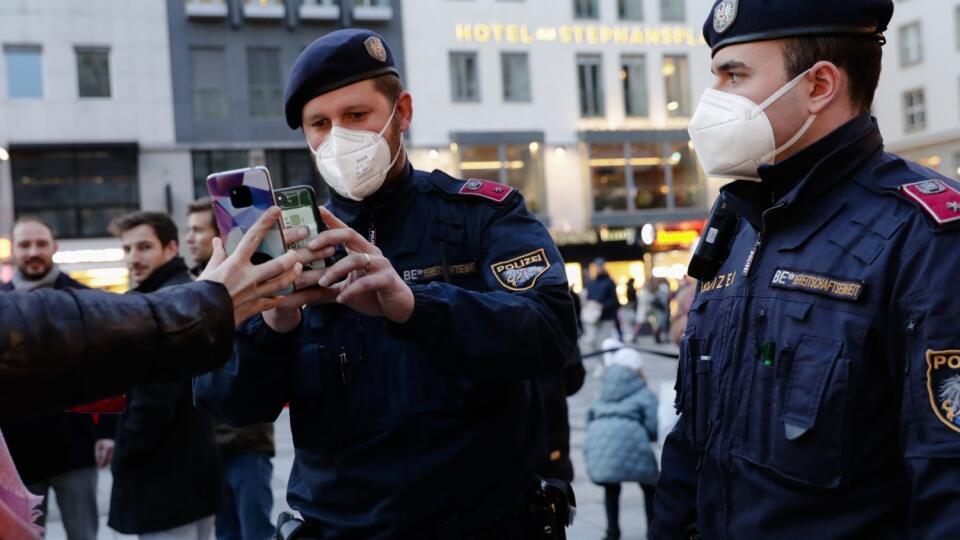 KK16 Viedeň - Policajti kontrolujú návštevníkom covidpasy na vianočných trhoch vo Viedni 17. novembra 2021. Rakúsko od pondelka zavedie celoštátny lockdown a od februára bude vyžadovať povinné očkovanie proti COVID-19. V piatok to vyhlásil kancelár Alexander Schallenberg. Lockdown by mal trvať maximálne 20 dní s prehodnotením situácie po desiatich dňoch. Informovali o tom agentúry APA a DPA. Konzervatívny kancelár Schallenberg nové opatrenia oznámil v piatok predpoludním počas tlačovej konfe