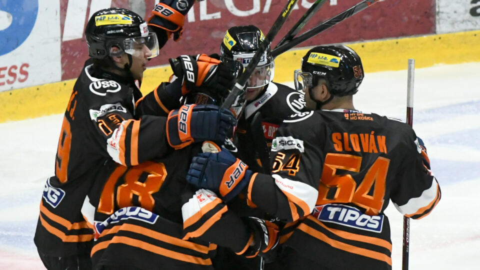 Na snímke radosť hráčov Košíc po úvodnom góle v dohrávanom zápase 4. kola hokejovej Tipsport extraligy HK Nitra - HC Košice 6. novembra 2020 v Nitre. FOTO TASR - Henrich Mišovič