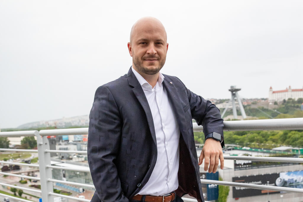 Na fotke je Radoslav Červenec z firmy Brokeria.